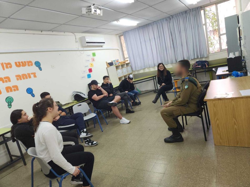 חיילי חיל מודיעין נפגשו עם תלמידי תיכון בבת ים
