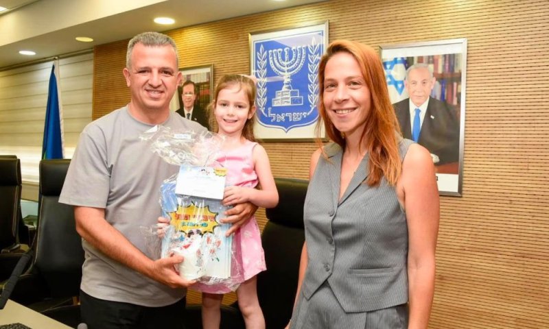 גיבורי העל של רמת גן: הציורים של ילדי העיר הפכו לחוברת צביעה שחולקה במקלטים