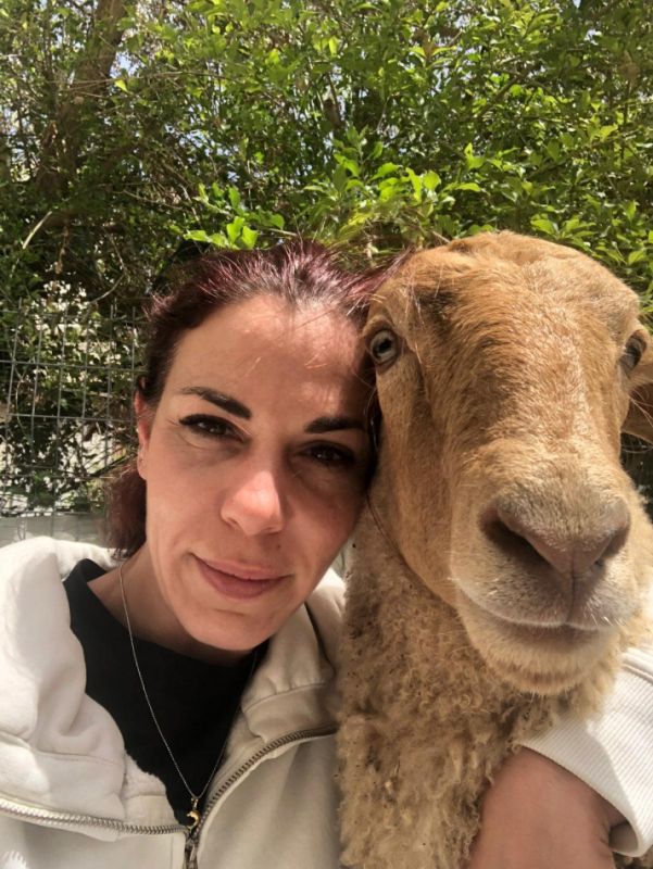 קורל עם הכבשה מימי- צילום: דוברות עיריית בת ים