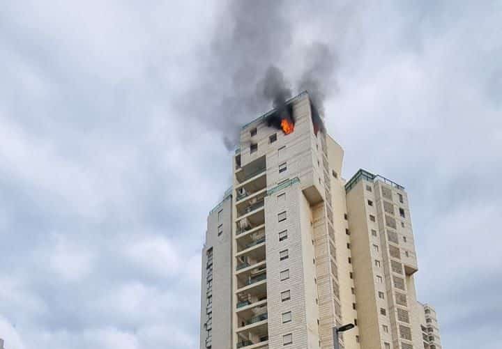 שריפה במגדל ברחוב הנביאים בבת ים