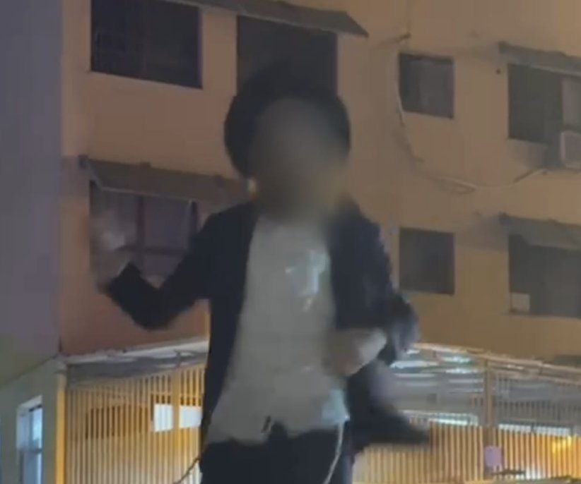 התפרע, קפץ על גג רכב של משטרה צבאית, גרם נזק ותקף שוטרים