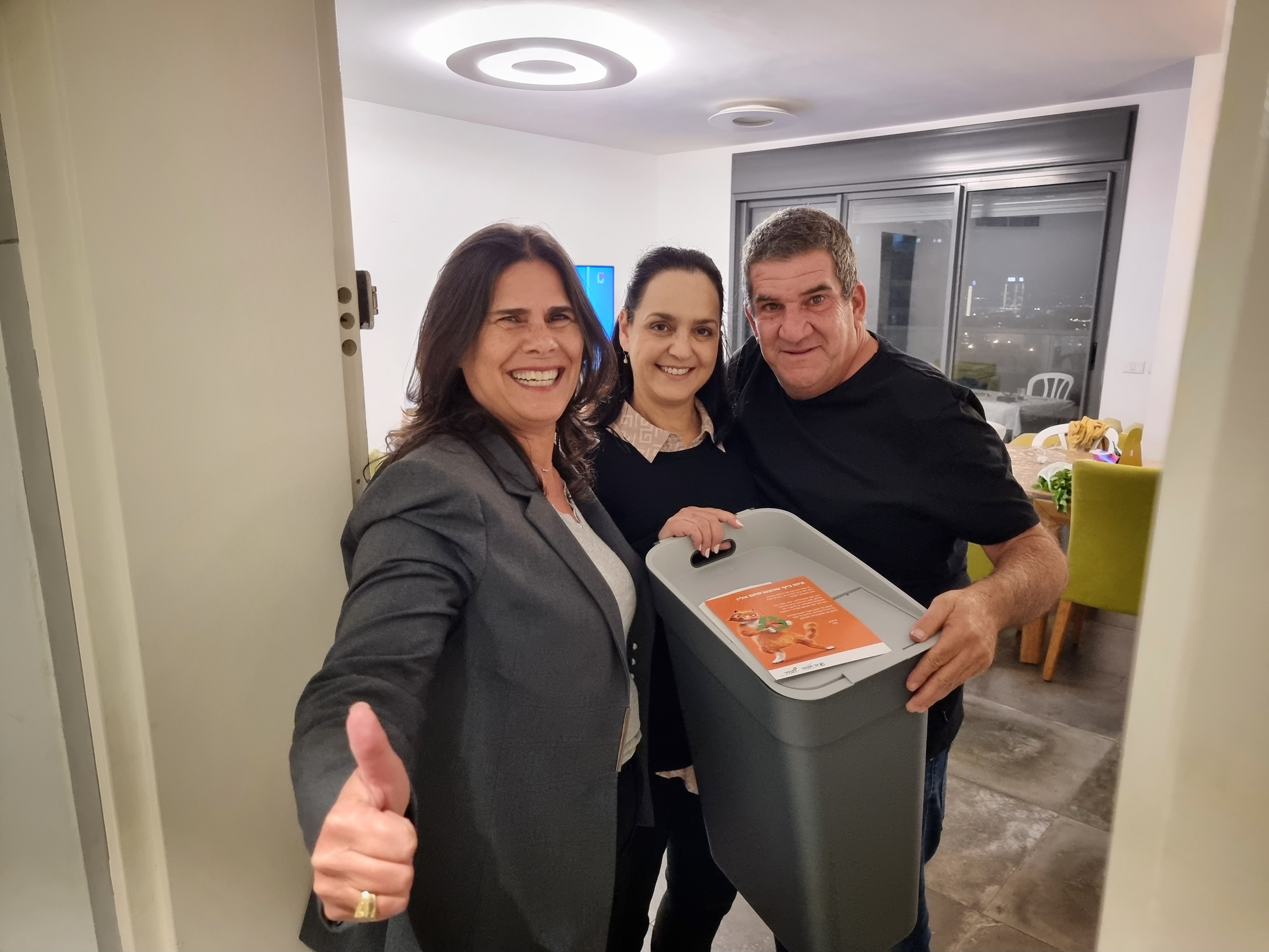 תמונה: חלוקת פחי מיחזור ביתיים.
צילום: דוברות מועצת גני תקווה