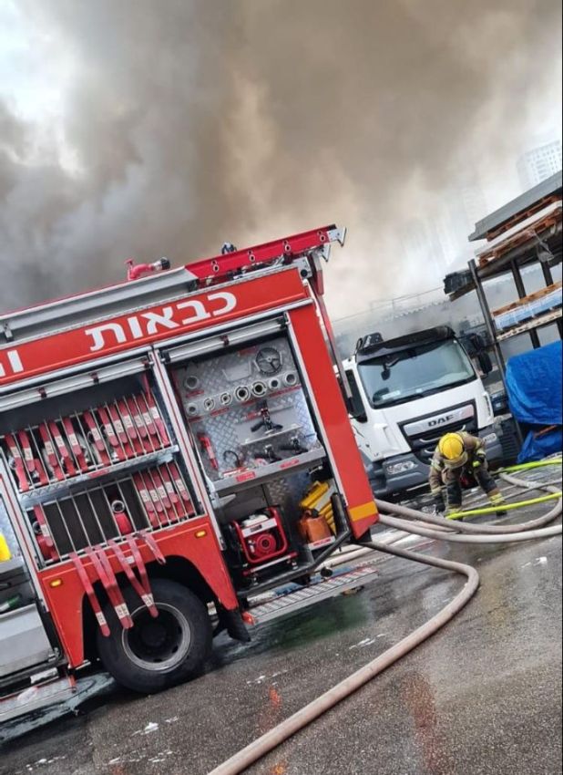 מפעל עלה באש באזור התעשיה בבת ים