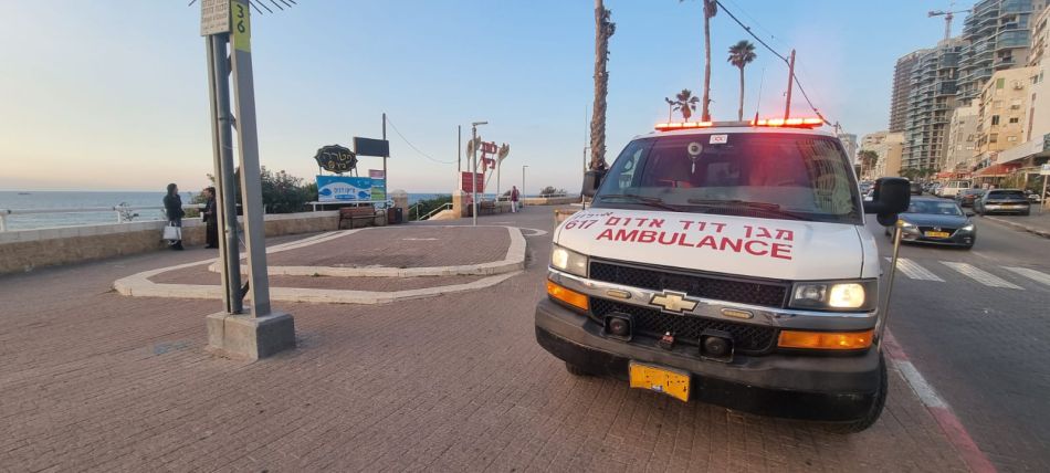 אדם ננשך על ידי כלב בחוף הסלע בבת ים