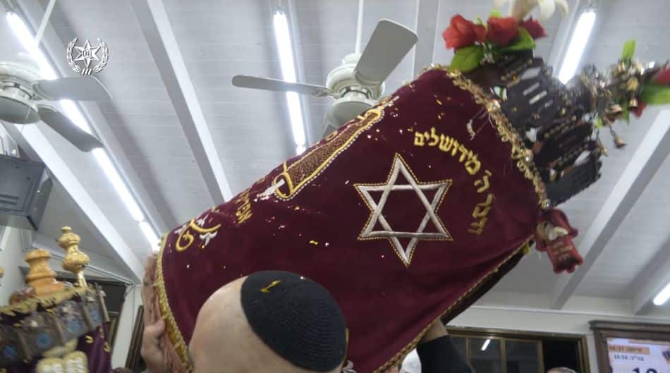 ראשון לציון: השוטרים וראש העיר חגגו את השבת ספרי התורה שנגנבו