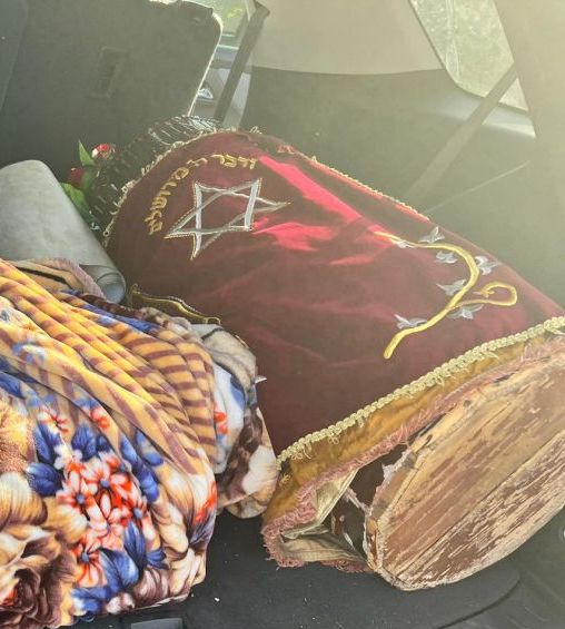 ספר התורה שנגנב ויוחזר אל בית הכנסת- צילום: דוברות משטרת ישראל