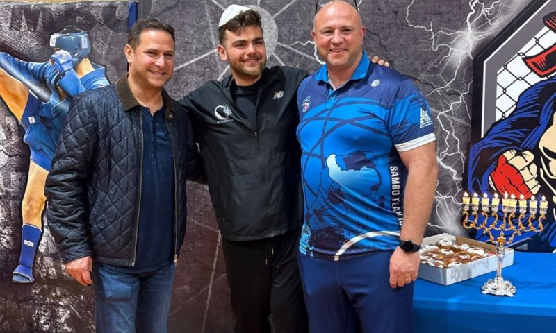 נר של תקווה: מ״פ תום ביביטקו, שנפצע קשה בג׳באליה, הדליק את נר שמיני של חנוכה בעיר