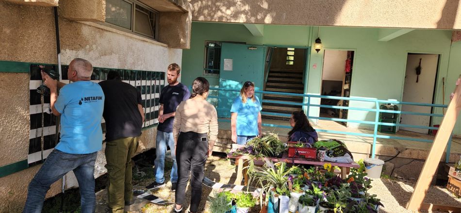 "נטפים" הקימה גינה וקיר ירוק לטובת המכינות הקדם צבאיות בחולון