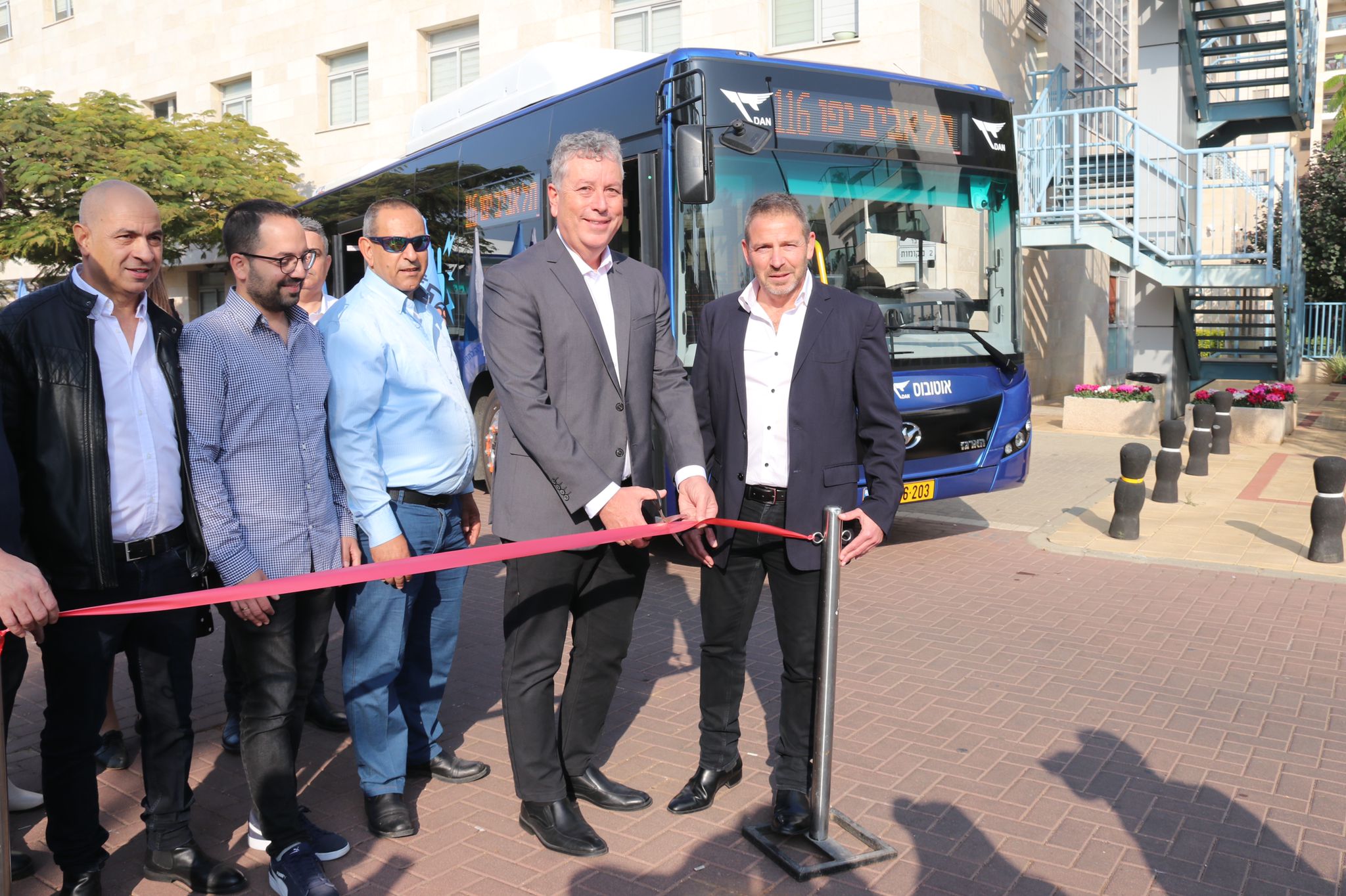 בתמונה מימין: אופיר קרני מנכל דן. ישראל גל ראש העיר קריית אונו. משה דאלי משנה לראש העיר. אורי זילברמן מנהל תחום תחבורה ציבורית גוש דן ברשות הארצית לתחבורה ציבורית. תמונה: עיריית קריית אונו