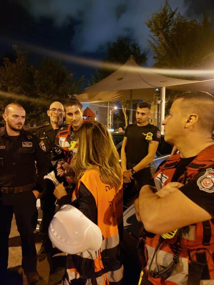 אנשי כבאות והצלה אמש בזירת האירוע. צילום: דוברות והסברה תחנת חולון