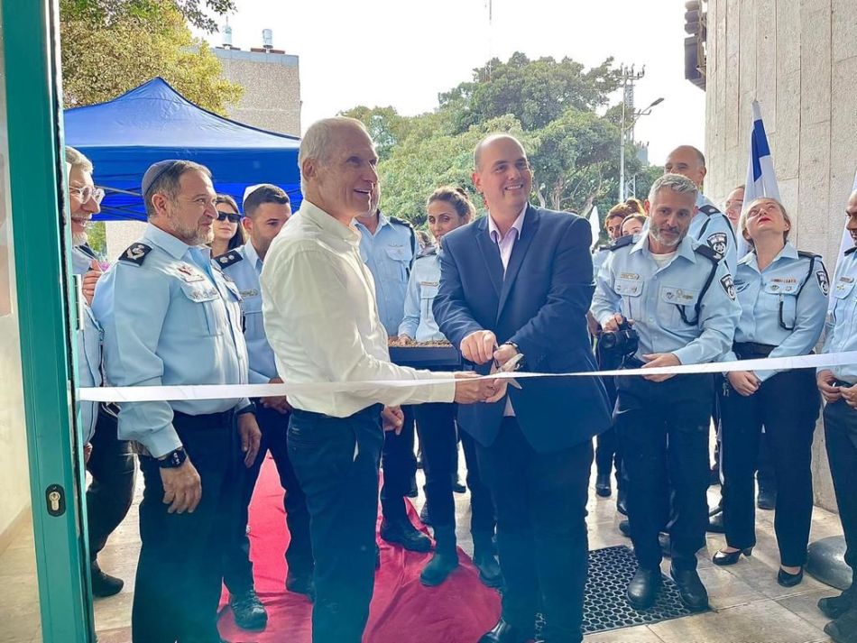 השר לבט"פ עמר בר לב, עם ראש עיריית בת ים צביקה ברוט ומפכ"ל המשטרה רנ"צ קובי שבתאי- צילום: דוברות עיריית בת ים