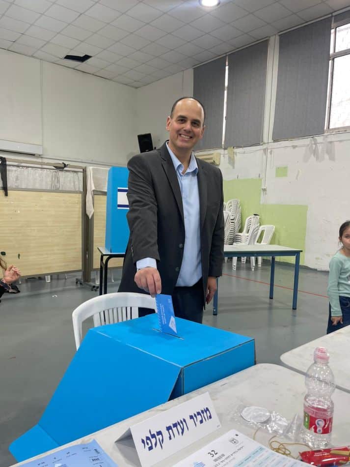 משמש דוגמא- ראש העיר צביקה ברוט, בקלפי
