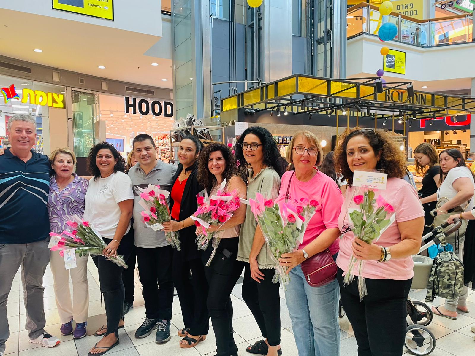 חלוקת ורדים. צילום: אגף שירותים חברתיים, עיריית קריית אונו