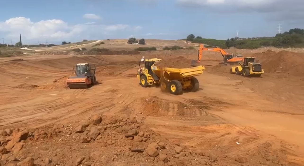 בתמונה הכנת מאגר ההשהיה במזרח העיר לקליטת מי שטפונות. צילום: דוברות העירייה