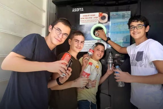 תלמידי הישיבה התיכונית ממחזרים בקבוקים , צילום ישיבת צביה אלישיב לוד
