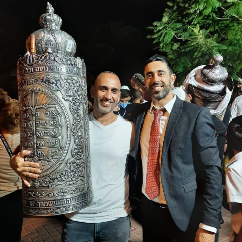 הרב משה סמירה עם תושב השכונה- ישי עמרני. צילום: נטלי עמרני
