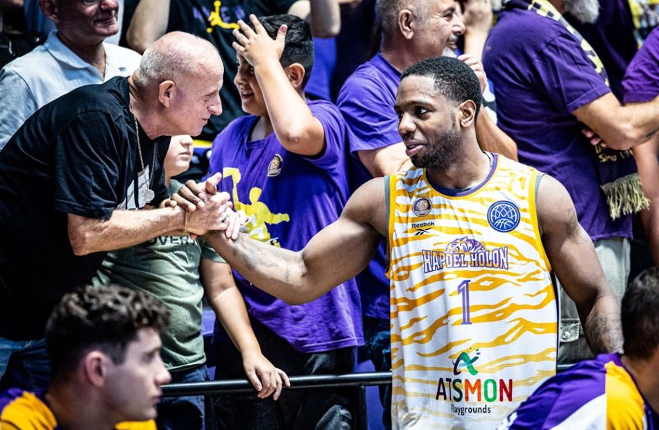 ג'ו רגלנד והאוהד מספר 1 - ישראל פסו. צילום: FIBA BASKETBALL