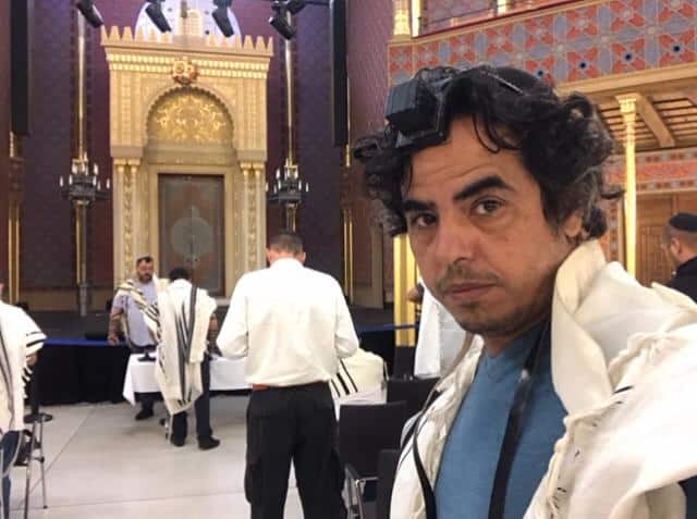 שחר מתפלל בבית הכנסת בהונגריה. צילום פרטי