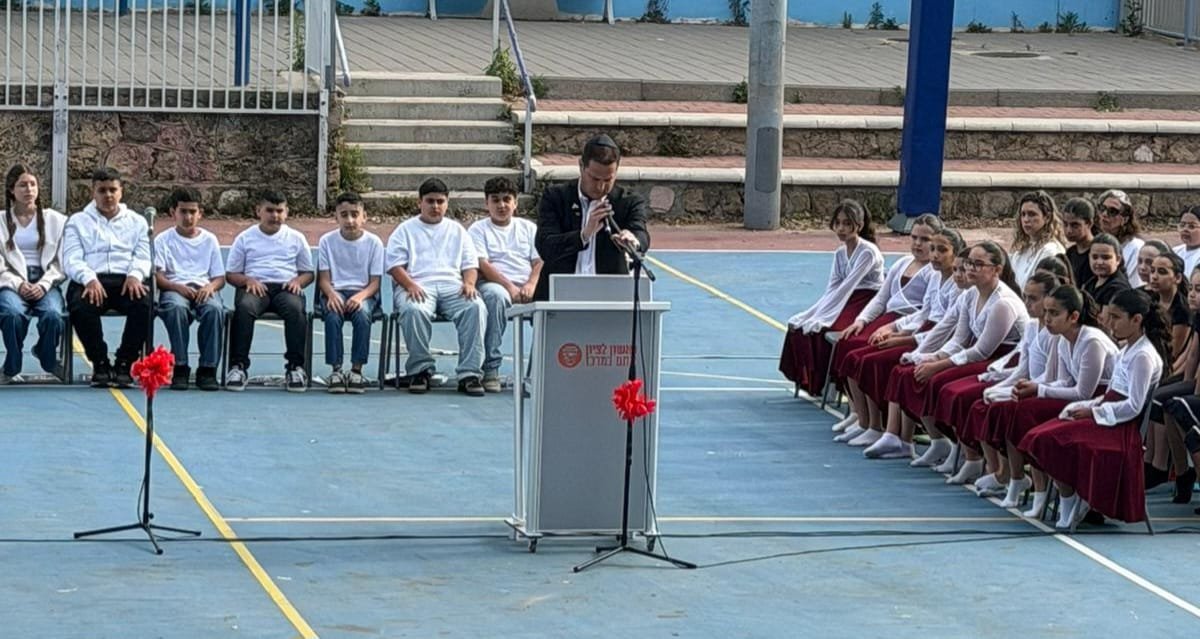 זוכרים יחד: טקס יום הזיכרון בבית הספר "רמז" במעמד ראש העירייה