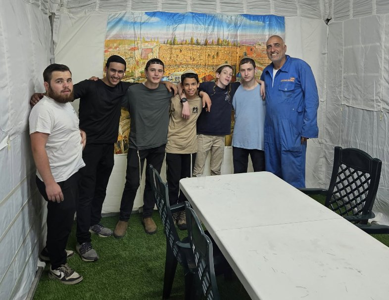 יוזמה מרגשת ברחובות: תלמידי אמית המר בנו סוכות לקשישים