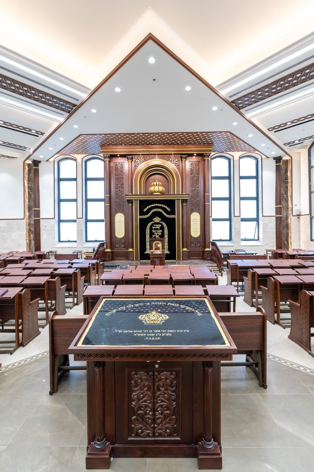 לביא תעשיות רהיטים  מציגה בתי כנסת לקראת החגים