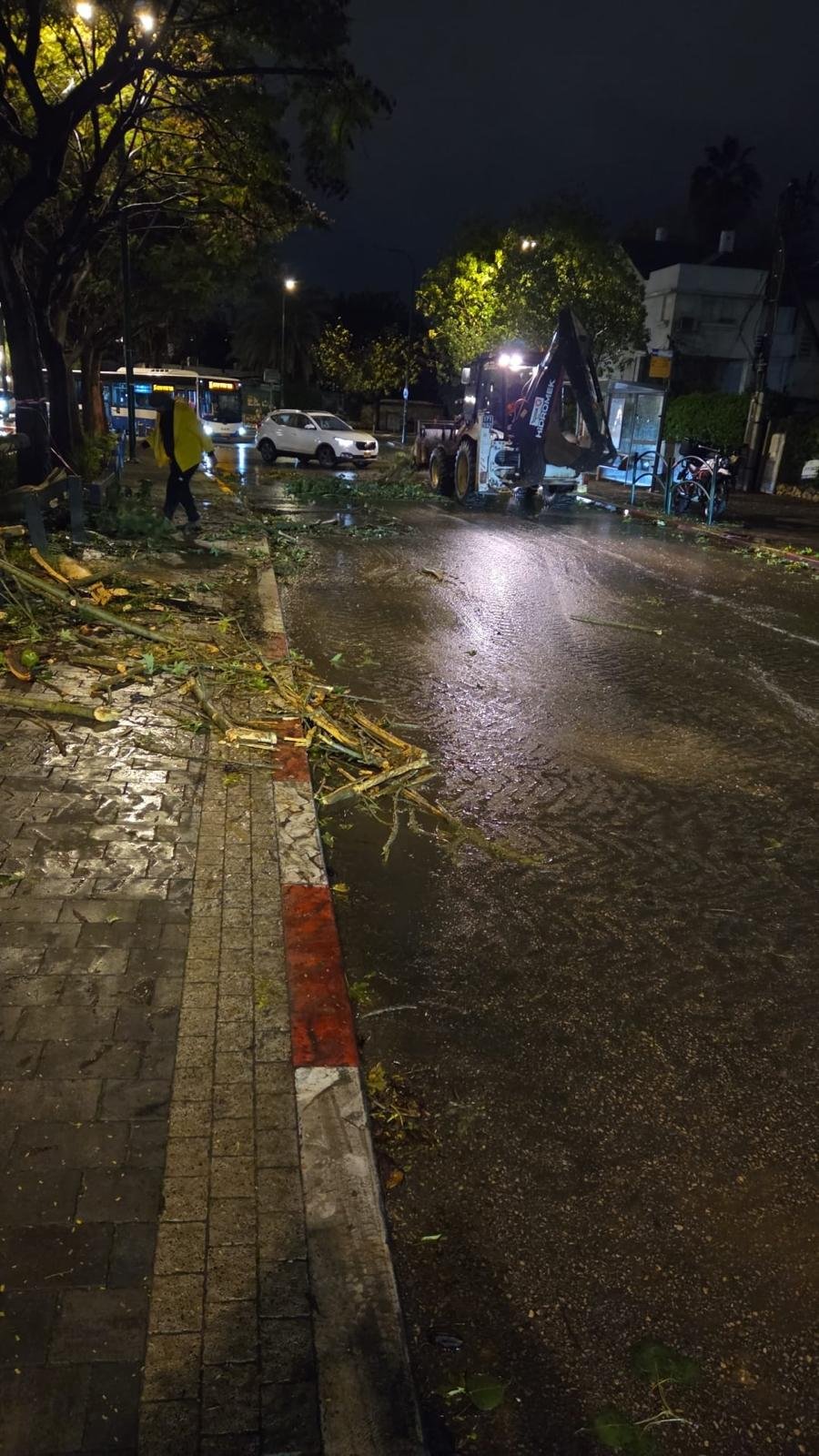 הסערה החורפית ברמת גן: צוותי העירייה פעלו לאורך הלילה להסרת מפגעים