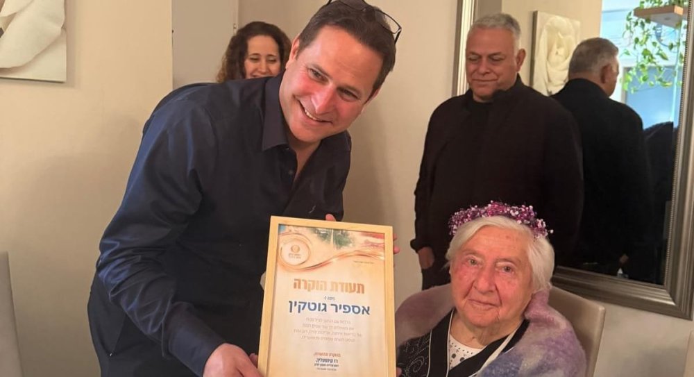 תושבת העיר חגגה 100 שנה והזמינה את ראש העיר לחגוג איתה