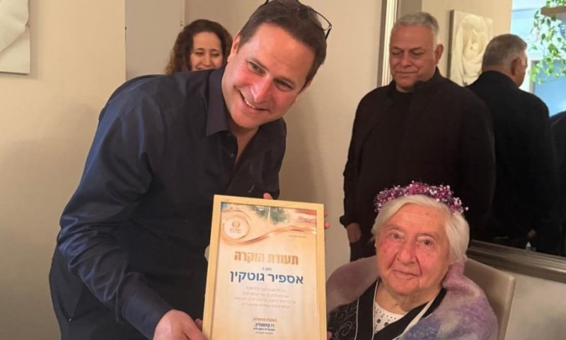 תושבת העיר חגגה 100 שנה והזמינה את ראש העיר לחגוג איתה