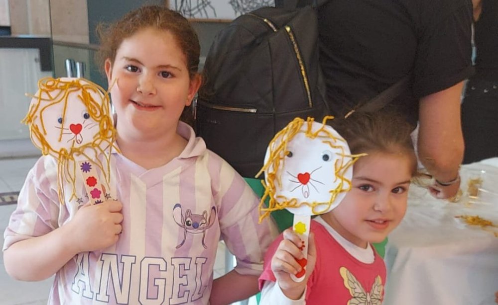 היום אחר צהריים נתקלו באי ההיכל באריה שהסתובב באין מפריע על הבמה.