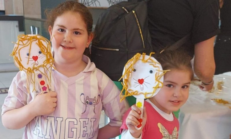 היום אחר צהריים נתקלו באי ההיכל באריה שהסתובב באין מפריע על הבמה.