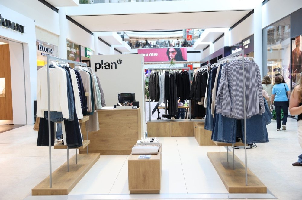 PLAN B מגיע לרחובות: מותג האופנה מבית רונן חן פותח פופ-אפ חדש בקניון עופר