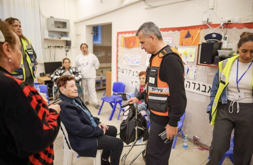שברי יירוט נפלו ברמת גן: העירייה פתחה שני מרכזי סיוע לתושבים שביתם נפגע