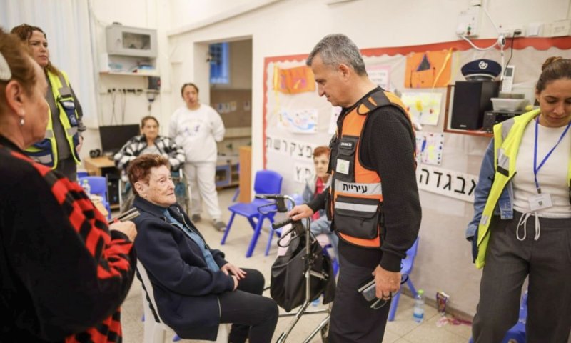 שברי יירוט נפלו ברמת גן: העירייה פתחה שני מרכזי סיוע לתושבים שביתם נפגע