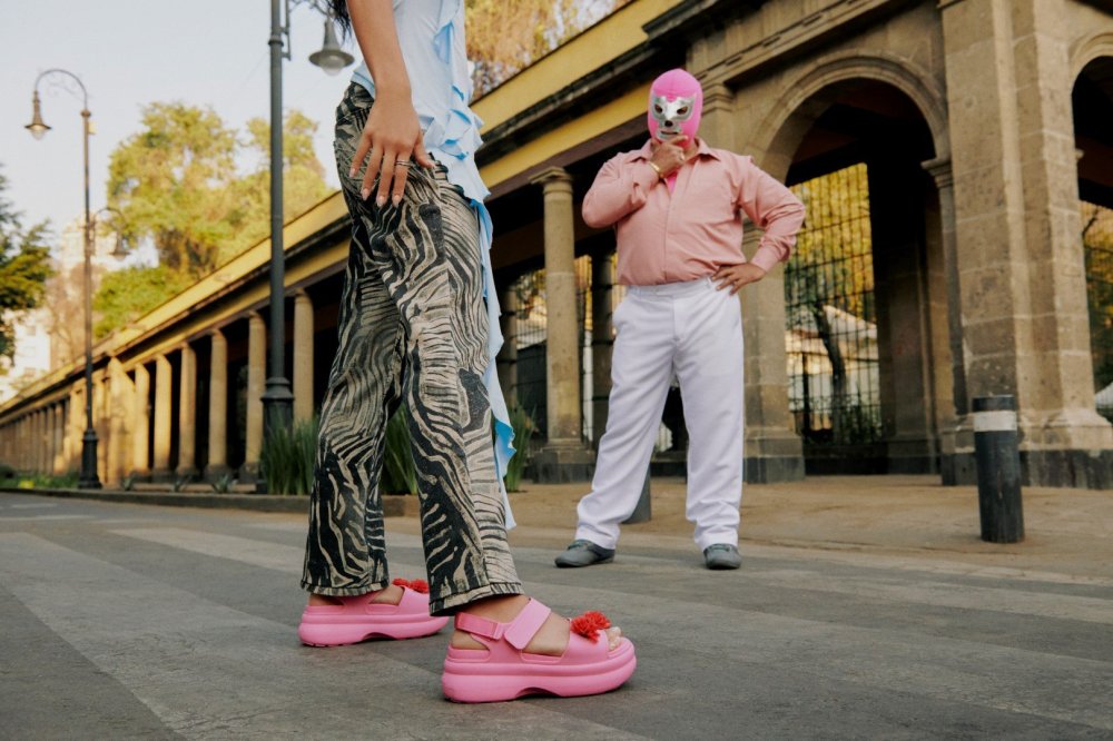 CROCS   משיקה את קולקציית קיץ 2026: השילוב המושלם בין אופנה, נוחות וביטוי אישי