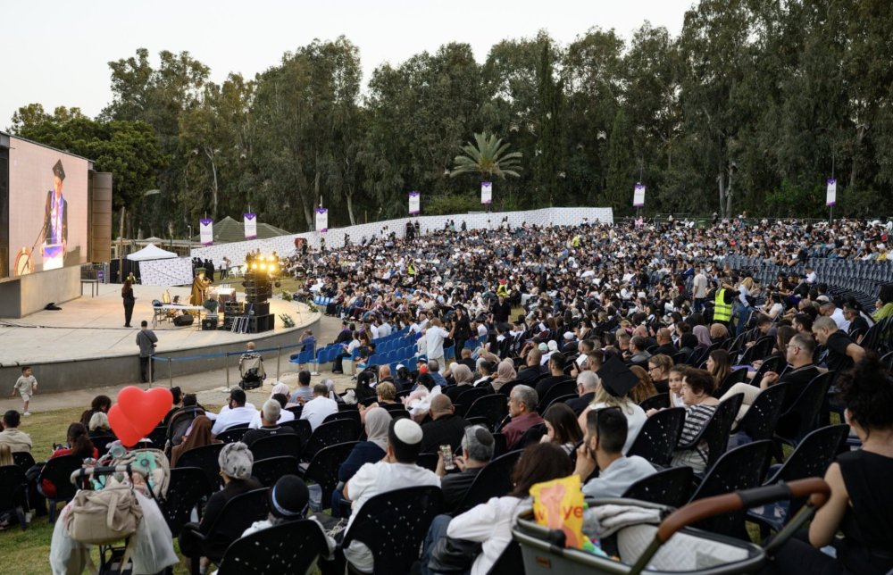 &ldquo;המגבלות קיימות רק במקום שבו אנחנו מסכימים להציב אותן&rdquo;: לוחם המילואים שנפצע בעזה ריגש בטקס סיום התארים של המכללה האקדמית רמת גן