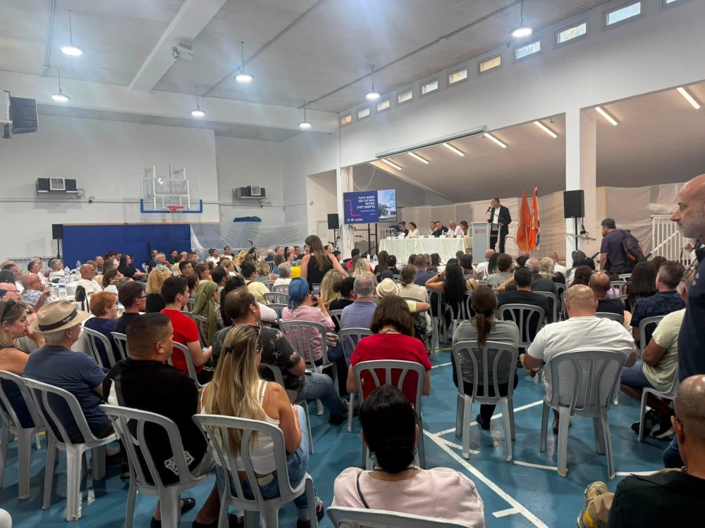 שיח פתוח בלי פילטרים: ראש העיר רז קינסטליך נפגש עם תושבי נווה חוף