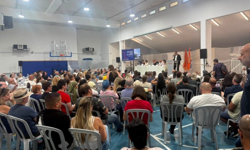 שיח פתוח בלי פילטרים: ראש העיר רז קינסטליך נפגש עם תושבי נווה חוף