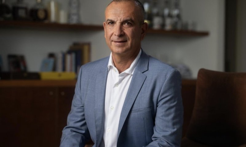 בין אלגוריתם לעלילה