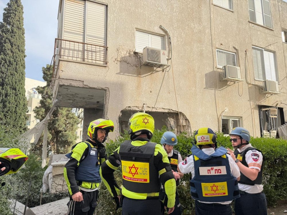 מטח טילים מאיראן: נפילות שברי יירוט במספר מוקדים ברמת גן ללא נפגעים