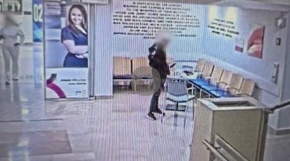 רמת גן: שוהה בלתי חוקי גנב טלפון נייד מבית החולים שיבא והחביאו בתחנת אוטובוס