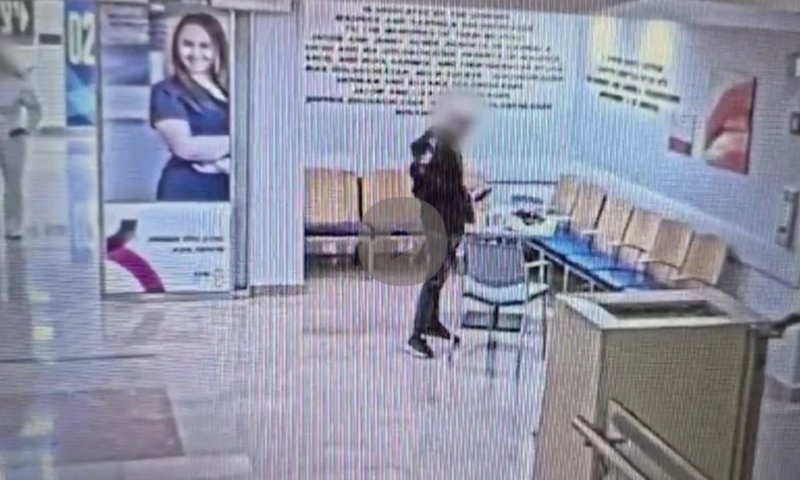 רמת גן: שוהה בלתי חוקי גנב טלפון נייד מבית החולים שיבא והחביאו בתחנת אוטובוס