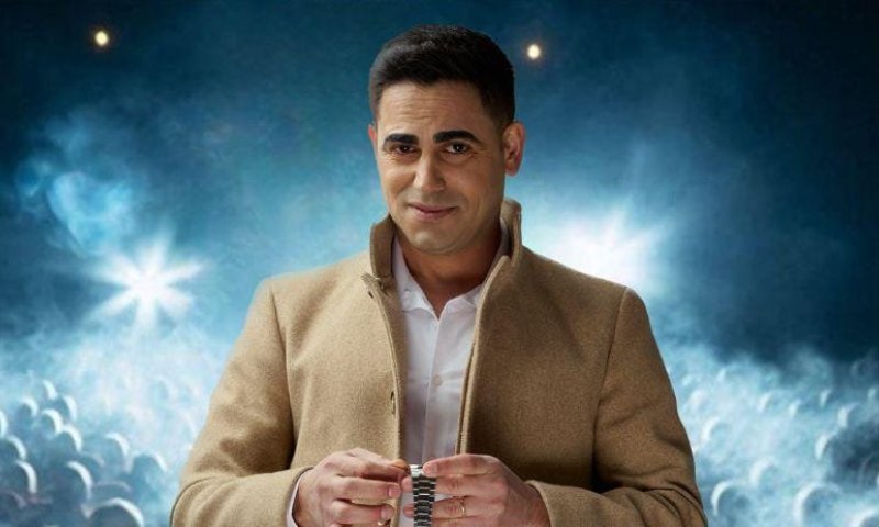  אמן החושים והטלפתיה מרום מור אשר הופיע ברחבי העולם בפני ראש ממשלת בריטניה לשעבר- טוני בלייר, ראש ממשת הונג קונג- מיסטר ג'ון לי, מגיע לרשת FRIENDS 