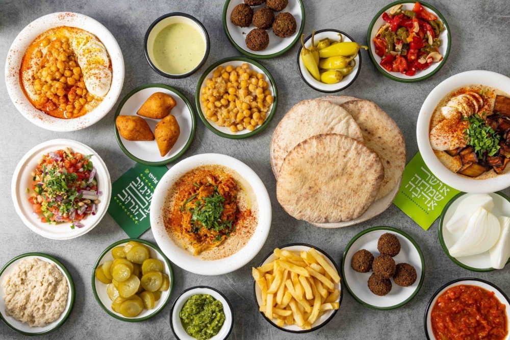 רשת "חומוס אליהו" פותחת סניף בקניון עופר רחובות 