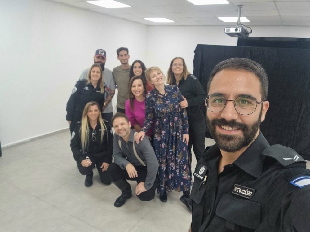&ldquo;להיכנס לנעליים שלהם&rdquo;: שחקני תיאטרון &ldquo;מקום של תקווה&rdquo; מרגשים אסירים בכלא הדרים