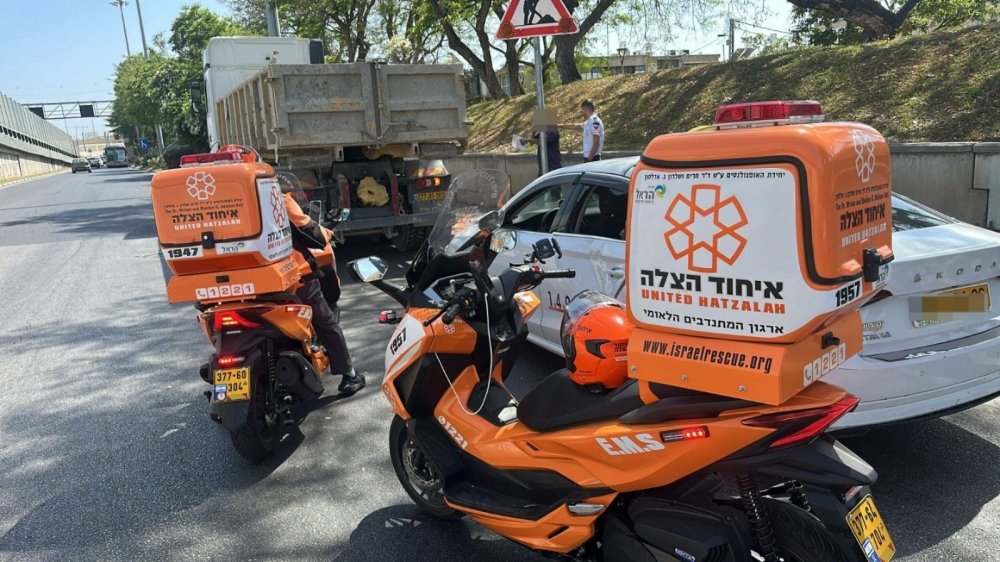 נהג מונית נפצע בתאונה עם משאית בצומת חולון