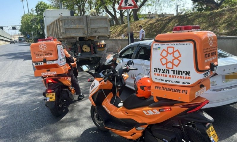 נהג מונית נפצע בתאונה עם משאית בצומת חולון