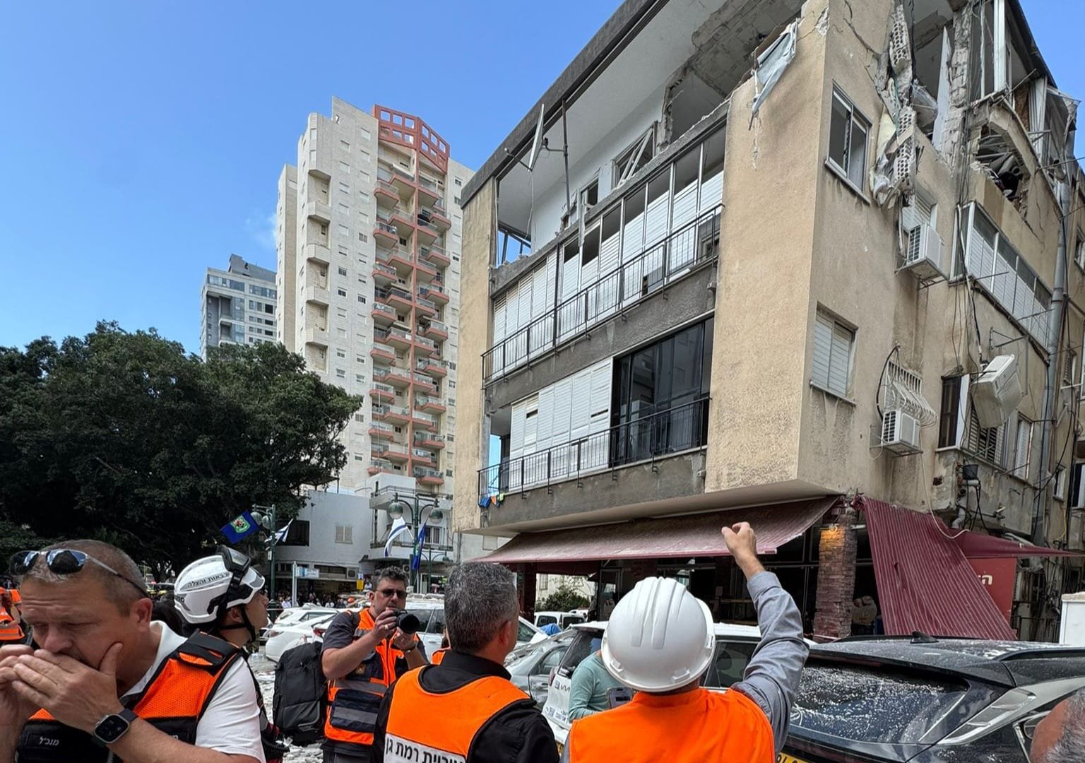 פגיעות במספר מוקדים ברמת גן בעקבות מטח מאיראן: נזק למבנים, צוותים בזירות