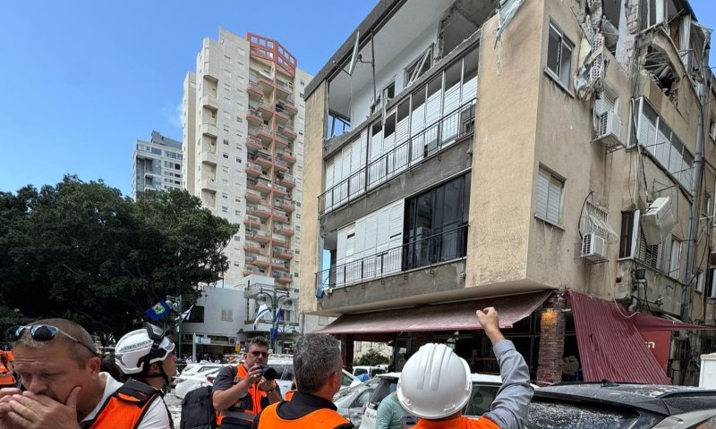 פגיעות במספר מוקדים ברמת גן בעקבות מטח מאיראן: נזק למבנים, צוותים בזירות