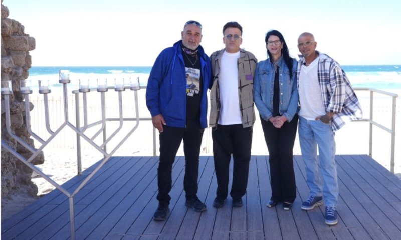 רגע של אור: אייל גולן הדליק נר חנוכה עם משפחת החטוף רן גואילי בחוף המצודה