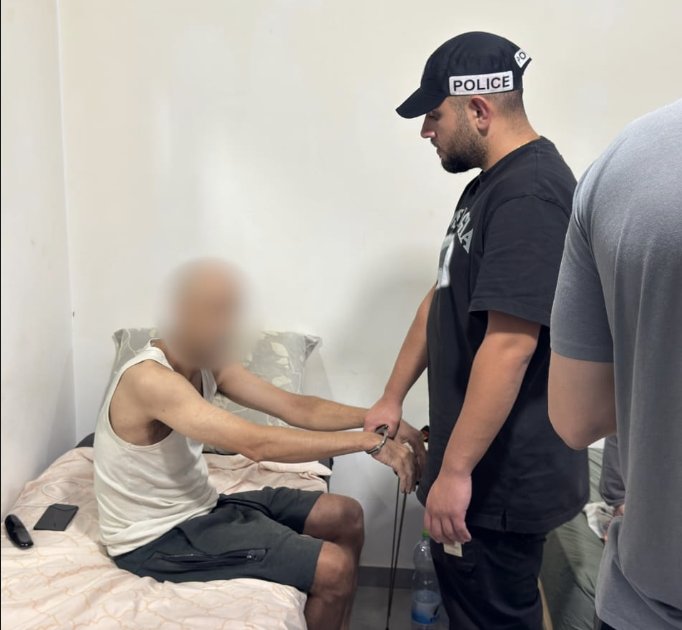 תושב רמת גן: נעצר החשוד בהשלכת אבנים לעבר משרדי חדשות 12 ובהשארת מכתב איומים